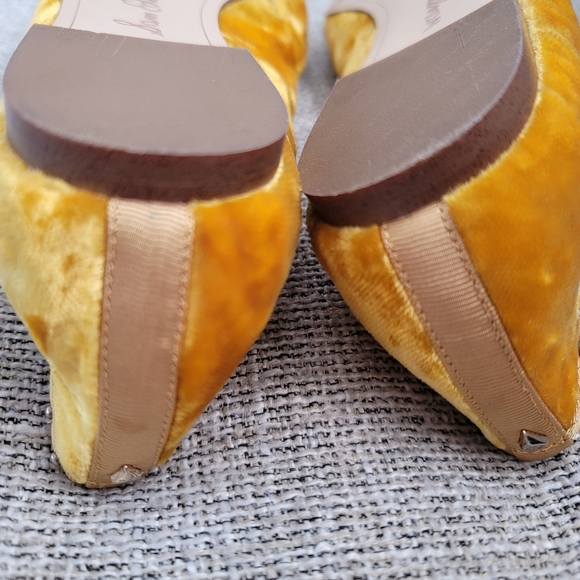 Sam Edelman Yellow Gold Velvet Rivera Studded Flats Size 6 Wavy Pointed Toe - Picture 8 of 9